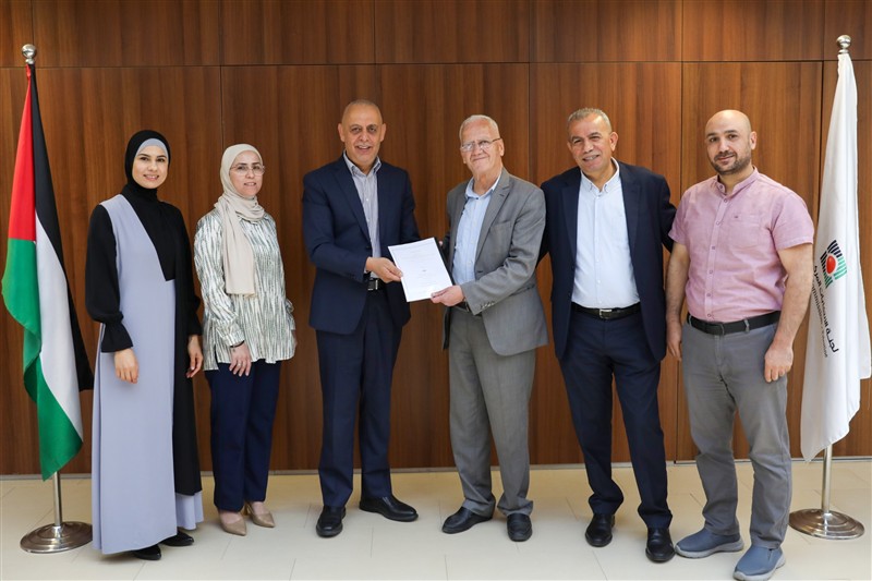 تسليم لجنة الانتخابات المركزية  تقرير الرقابة على الانتخابات المحلية الفلسطينية 2026